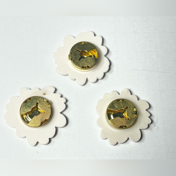 Daisy set of 3 Resin Button Covers - Picture 2 of 4